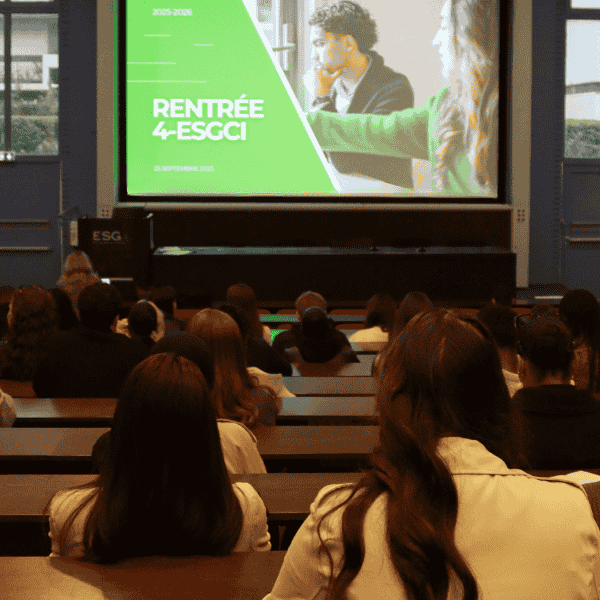 Etudiants en école de commerce dans un amphithéâtre pour la rentrée des classes