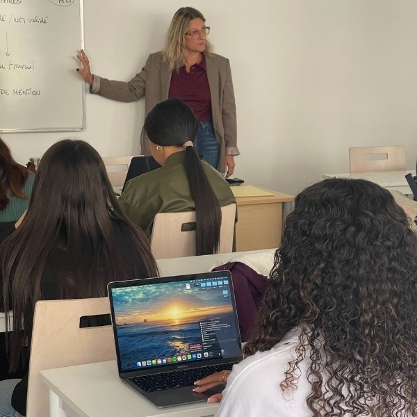 Professeur dans une salle de classe devant ses élèves