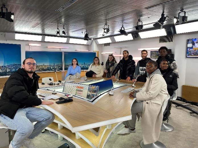 Groupe d'étudiants autour d'une table de JT Groupe d'étudiants autour d'une table de JT