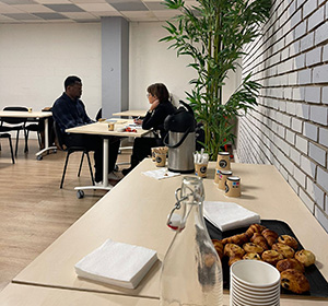 2 étudiants qui travaillent après le petit déjeuner 2 étudiants qui travaillent après le petit déjeuner