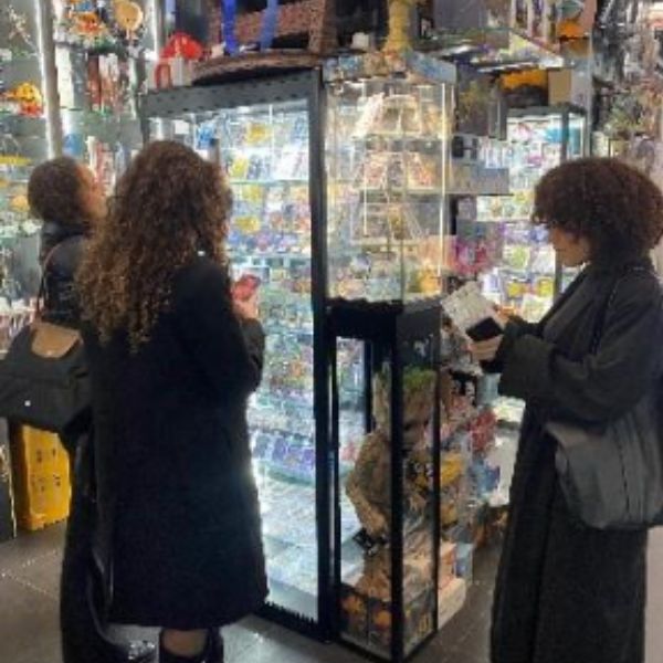 Etudiantes en 1ère année de Bachelor Communication Trois étudiantes de dos regardant une vitrine manga