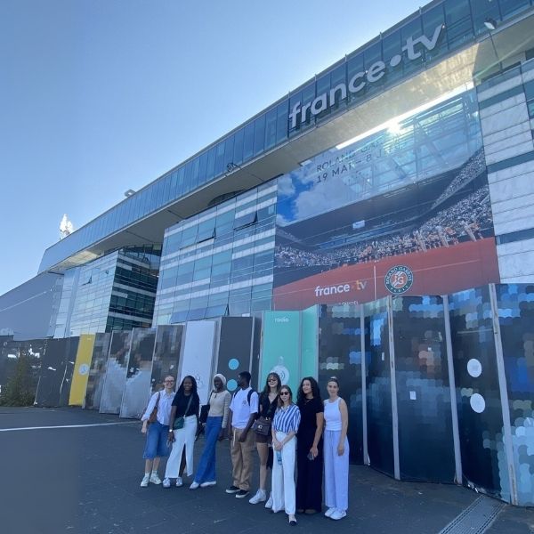 Groupe de personnes devant les locaux de France Télévisions à Paris