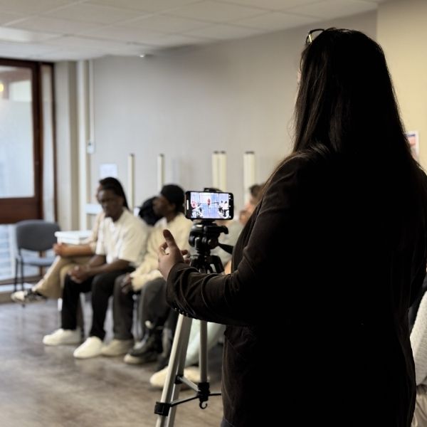 Sabrina HEMEIDI, intervenante en prise de parole Jeune femme film une vidéo avec son téléphone portable
