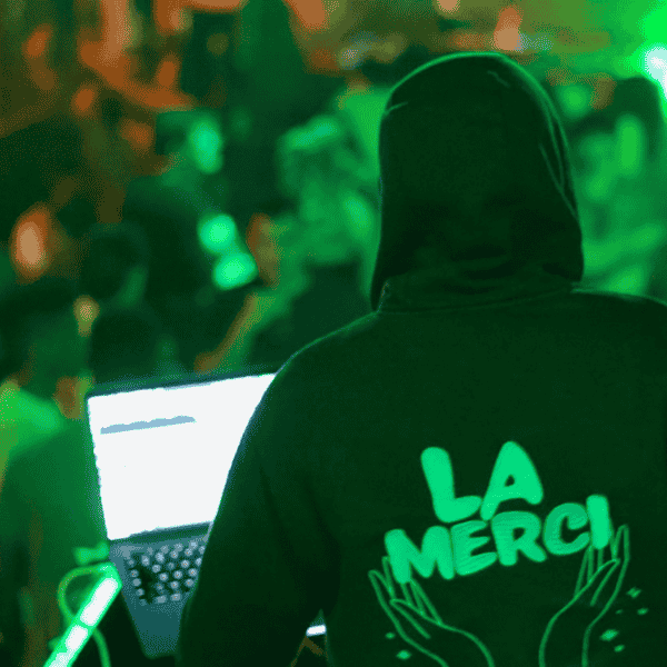 LaMerci à la soirée d'intégration 2025 Homme de dos avec un sweat à capuche mix dans une salle de fête