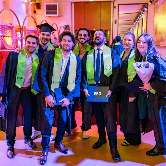 Etudiants de l'ESGCI à la remise de diplôme en tenue de diplômé avec une écharpe verte