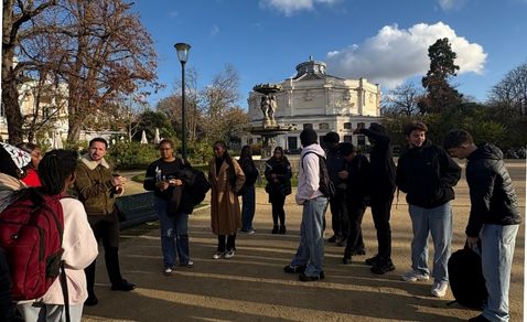 Etudiants de l'ESGCI avec Ludwig HEBERT Etudiants en école de commerce avec leur professeur dans un parc à Paris