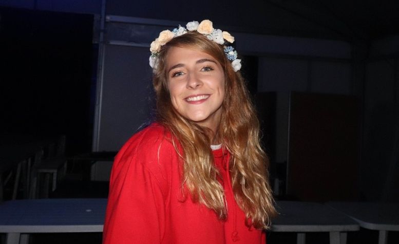 Jeune femme blonde, ancienne étudiante de l'ESGCI