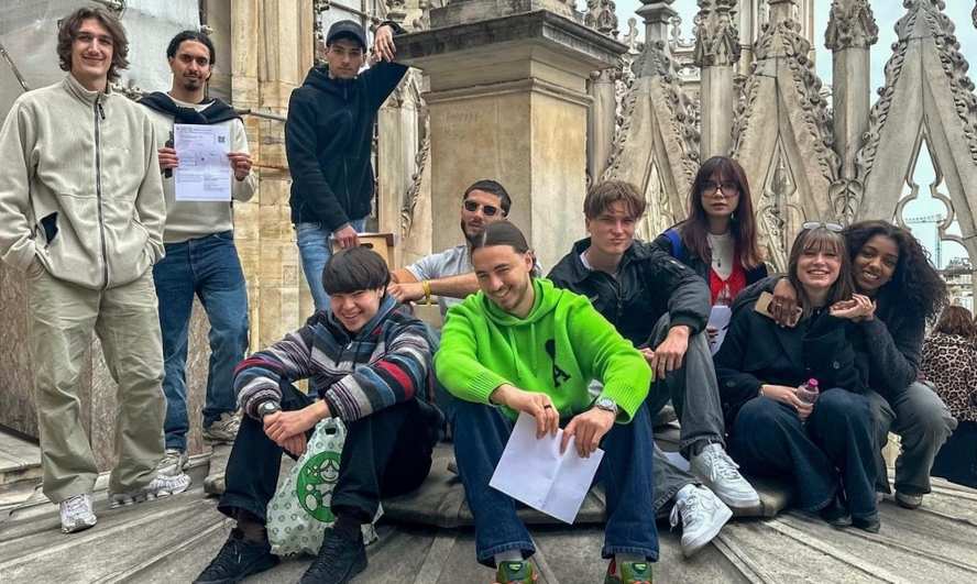 Groupe d'étudiants en école de commerce assis sur le dôme de Milan