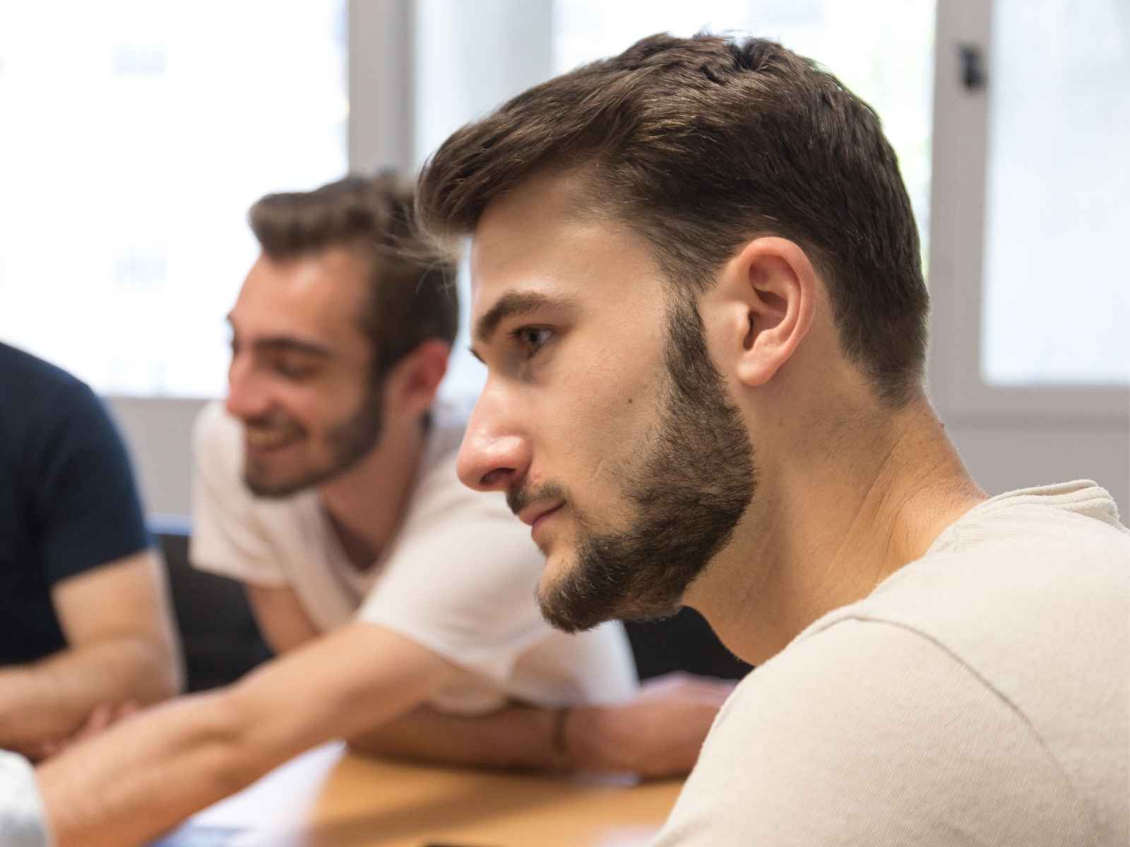 Alumni programme Disney ESGCI Jeune homme brun de profil avec une barbe, en t-shirt blanc