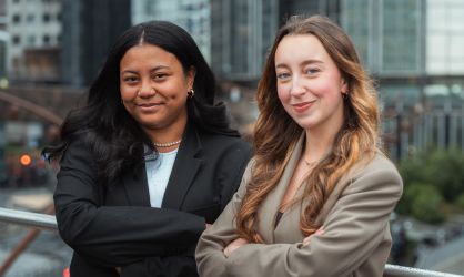 Deux jeunes femmes étudiantes en tenue professionnelle face à la camera